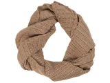 Et brunt, strikket infinity-tørklæde er arrangeret i en cirkulær form på en hvid baggrund.