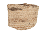 En rustik, flettet kurv lavet af naturlige, grove strå- eller jutefibre med en ujævn kant og et lidt misdannet, håndlavet udseende.