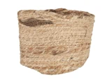 En rustik, flettet kurv lavet af naturlige, grove strå- eller jutefibre med en ujævn kant og et lidt misdannet, håndlavet udseende.