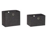 To rektangulære, mørkegrå stofkasser med ringhåndtag i guldmetal, en større og en mindre, på en hvid baggrund.
