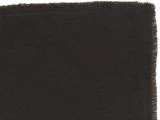 Et nærbillede af et stykke mørkebrunt stof med synlig struktur og flossede kanter på toppen og i højre side.