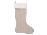 En julestrømpe med beige og hvide lodrette striber og en fluffy hvid manchet i toppen, som hænger i en lille løkke.