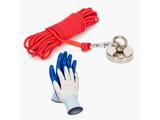 Et rødt reb med en karabinhage fastgjort til en rund sølvmagnet sidder over et par blå og hvide arbejdshandsker på en hvid baggrund.