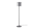 En moderne gulvlampe med et slankt sort stativ, en rund fod og en cylindrisk hvid lampeskærm; der går en strømledning ud fra foden.