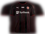 Sort FC Midtjylland-fodboldtrøje med tynde røde lodrette striber, med Puma-logoet, Jack & Jones-mærket og Sydbank-sponsorlogoet på forsiden.