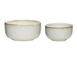 To runde, keramiske skåle i neutrale beige toner, en større og en mindre, begge med en glat, mat finish, placeret side om side på en hvid baggrund.