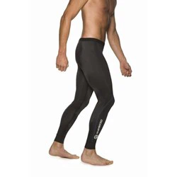En barfodet person iført tætsiddende sorte leggings, set fra siden, med mærkenavnet Celliant på underbenet.