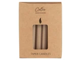 Brun papkasse med påskriften »Celia Candle Collection« og et vindue, hvor man kan se to beige, spidse stearinlys indeni.