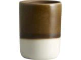 En keramisk kop med en brun overdel og en hvid underdel i et glat, minimalistisk design.