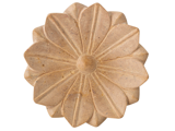 En rund, brunfarvet genstand formet som en blomst med udskårne kronblade og en hævet midte, der ligner en dekorativ sten eller sæbe.