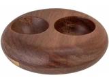 Rundt, glat træfad med to cirkulære fordybninger til små ting som dip eller krydderier på en hvid baggrund.