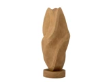 Abstrakt beige skulptur med bløde, flydende kurver, der står oprejst på en rund base mod en hvid baggrund.