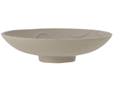 En lav, rund, beige keramikskål med en lille, hævet bund og en struktureret, mat overflade.