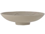 En lav, rund, beige keramikskål med en lille, hævet bund og en struktureret, mat overflade.