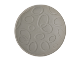 Et rundt, gråt objekt med et præget mønster af overlappende ovale former på overfladen, set ovenfra.