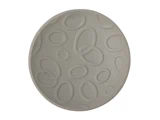Et rundt, gråt objekt med et præget mønster af overlappende ovale former på overfladen, set ovenfra.