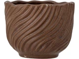 En brun keramisk krukke med en bølget kant og diagonale, strukturerede riller rundt om overfladen.