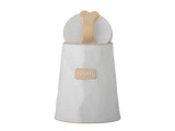 Et hvidt keramikglas med en beige etiket, hvor der står TREATS! og en stor knogleformet kiks, der stikker ud af toppen.