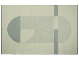 Et rektangulært tæppe med et minimalistisk geometrisk design i dæmpet grøn og beige med ovaler, rektangler og lodrette linjer.