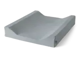 En grå, profileret puslepude med hævede sider og en glat, flad overflade, designet til babyer.