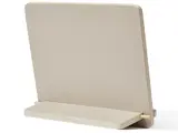 Et minimalistisk bog- eller tabletstativ i lyst træ med en bred base og en glat, vinklet ryg som støtte.