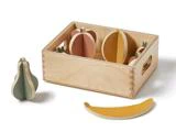 En trækasse indeholder farverigt frugtlegetøj i træ, bl.a. en pære, et græskar og en banan, med nogle stykker placeret uden for kassen.