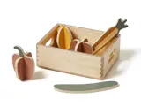 En trækasse fyldt med legetøjsgrøntsager i træ, bl.a. en peberfrugt, et løg, en gulerod og en agurk, hvor et stykke ligger uden for kassen.