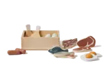 Legetøjsmadsæt i træ med en kasse, køkkenredskaber, æg, bacon, bøf, fisk, pølse og et spejlæg, alt sammen arrangeret på en hvid baggrund.