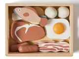 En trækasse med legetøjsmad: en fisk, to æg, et spejlæg, en bøf, to pølser og en stribe bacon.