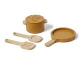 Et sæt legetøjskøkkenredskaber med en brun gryde med låg, en brun stegepande, en træspatel og en træske på en hvid baggrund.