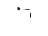 En moderne sort væghængt lampe med en buet arm og en nedadvendt skærm, tilsluttet en væg med en synlig ledning, mod en hvid baggrund.