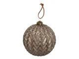 En rund, metallisk julekugle med et chevronmønster, en messinghætte og en brun ophængningsstrop.