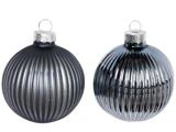 To runde, ribbede julekugler, en matsort og en skinnende sølvfarvet, begge med metalliske hætter og ophængningsstropper, på en hvid baggrund.