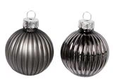 To runde, mørke julekugler med riflet struktur og sølvfarvede hætter side om side på en hvid baggrund.