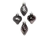 Fire sorte julekugler i forskellige former og udførelser, herunder to ribbede og to glatte, alle med sølvhætter og ophængningsstropper.