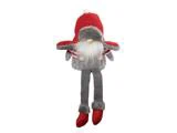 En nissedukke i plys med rød hue, hvidt skæg, grå frakke, røde vanter, grå bukser og røde sko, der sidder med strakte ben.