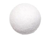 En hvid, struktureret styroporkugle mod en almindelig hvid baggrund.