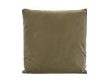 En almindelig, firkantet olivengrøn pude med en blød, fløjlsagtig tekstur, vist mod en hvid baggrund.