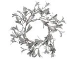 En cirkulær krans af frostede grønne blade og hvide bær, arrangeret i en enkel, naturlig stil på en hvid baggrund.