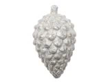 Et sølvfarvet, glitrende kogleformet ornament med en struktureret, ujævn overflade mod en hvid baggrund.