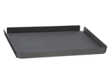 En sort metalpapirbakke med tre hævede sider, designet til at organisere dokumenter på et skrivebord.