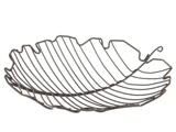 En metaltrådkurv formet som et blad, med et åbent, luftigt design og buede kanter.