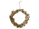 En cirkulær krans lavet af overlappende guldfarvede metalblade med en løkke af sejlgarn i toppen til ophængning.