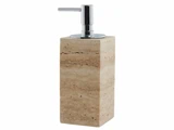 En rektangulær sæbedispenser i beige marmor med en sølvfarvet pumpe på toppen, placeret mod en hvid baggrund.