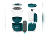 En blågrøn og hvid Babymoov Nutribaby babymadsmaskine med delene adskilt, inklusive en dampende enhed, blender, beholdere, låg, knive og et kontrolpanel.