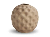 Rund beige vase med en struktureret overflade med små fordybninger, der minder om skallen på en cantaloupe eller en golfbold, placeret på en hvid baggrund.