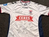 AGF trøje - Peter Bjur nr. 21 - med holdets autografer.