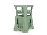 En grøn, stabelbar plastkasse med åbne sider og en rektangulær form, der står oprejst på en hvid baggrund.