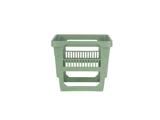 En grøn, rektangulær opbevaringskurv af plast med slidsede sider og en solid kant, isoleret på en hvid baggrund.