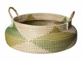 Rund flettet kurv med to hanke og et mønster af beige, grønne og lysebrune farver.